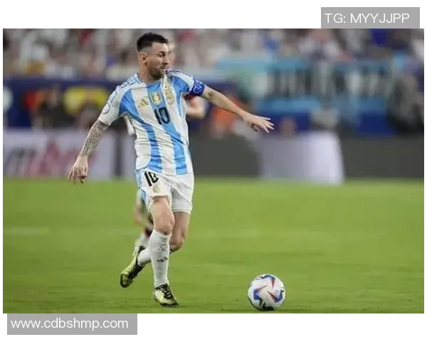 球星跪滑半个足球场瞬间展现超凡技巧与坚韧精神引发热议